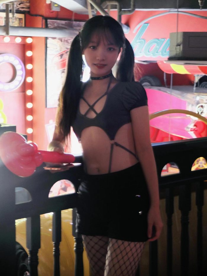 网格丝袜的清纯双马尾小姑娘-靓街拍