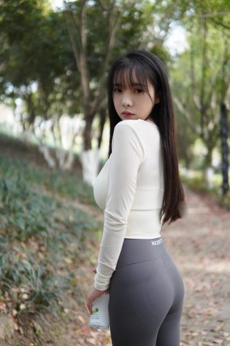 图片[9]-穿瑜伽裤爬山的长发少女-靓街拍