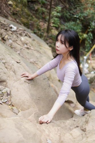 图片[8]-穿瑜伽裤爬山的长发少女-靓街拍