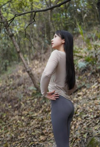 图片[5]-穿瑜伽裤爬山的长发少女-靓街拍