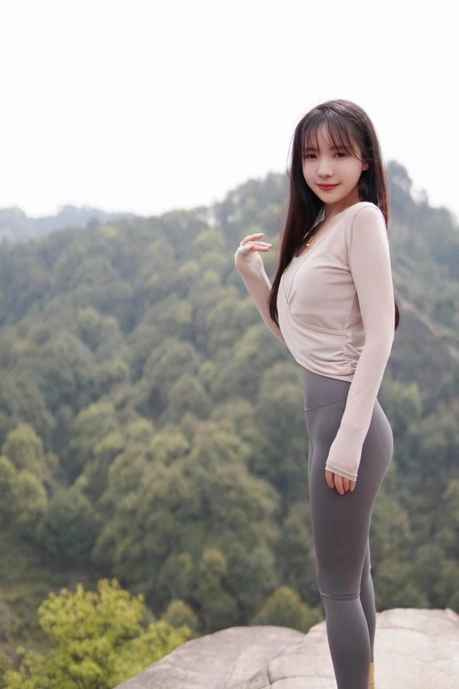 穿瑜伽裤爬山的长发少女-靓街拍