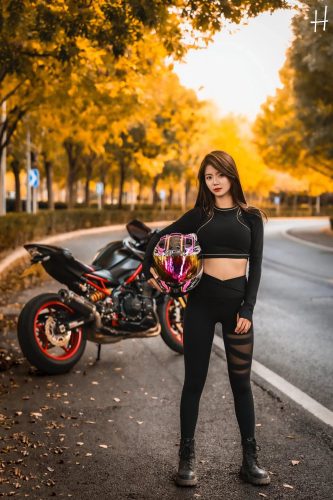 图片[1]-骑摩托车的瑜伽裤美女身材太好了！-靓街拍