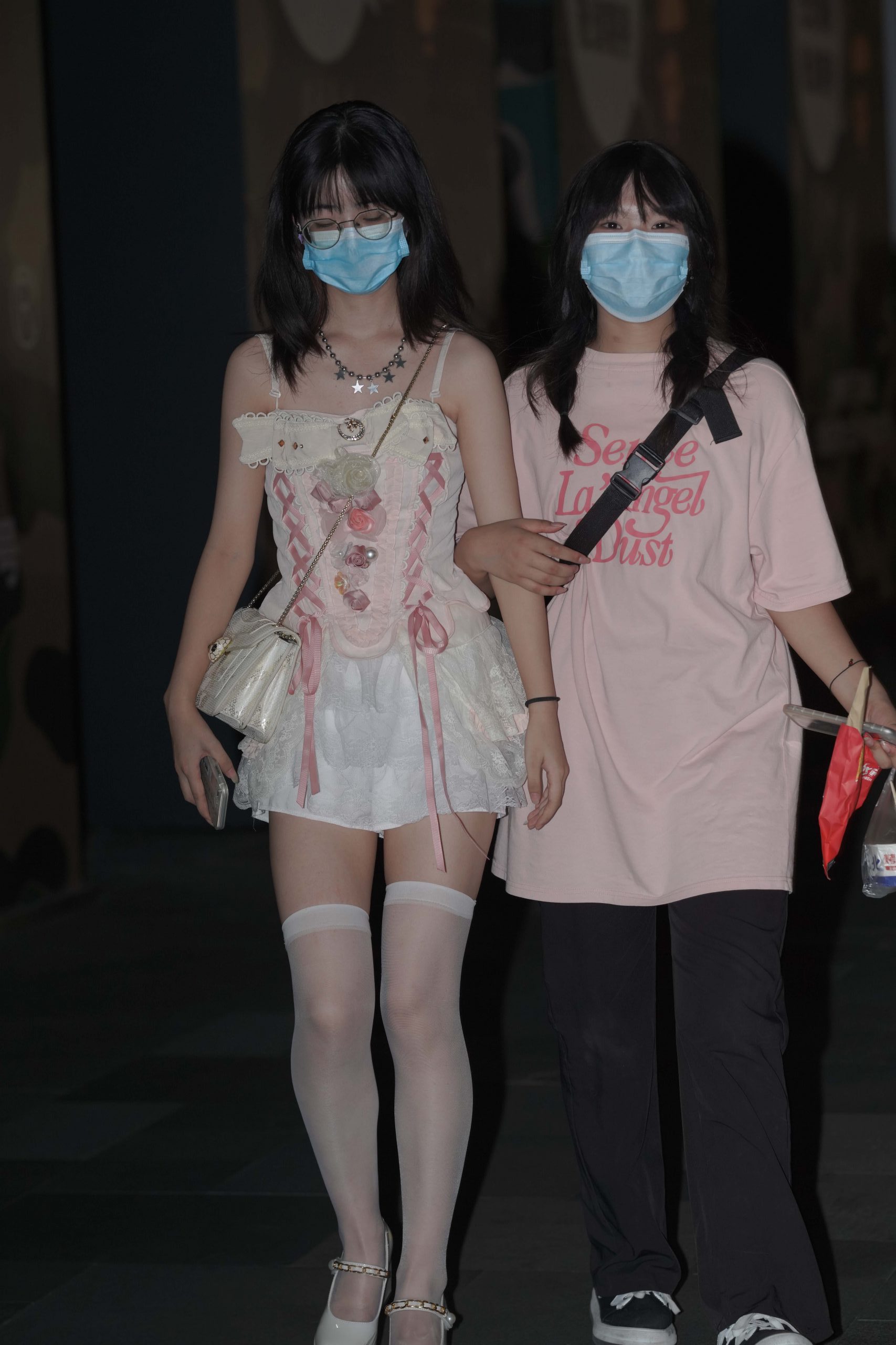 图片[1]-正在逛街的粉色连衣裙妹子【76P】YA6443-靓街拍
