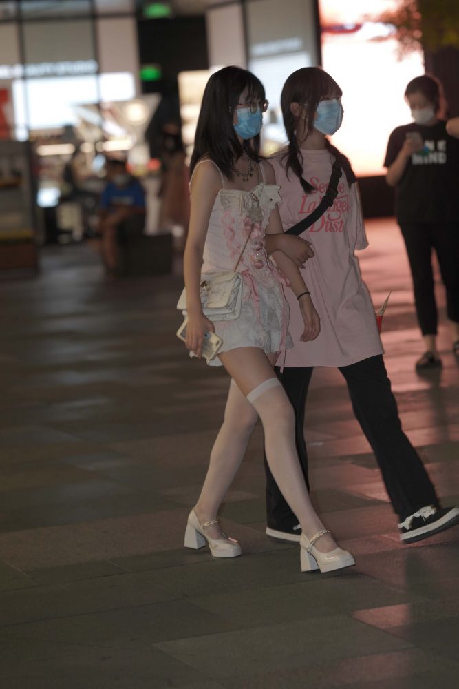 正在逛街的粉色连衣裙妹子【76P】YA6443-靓街拍