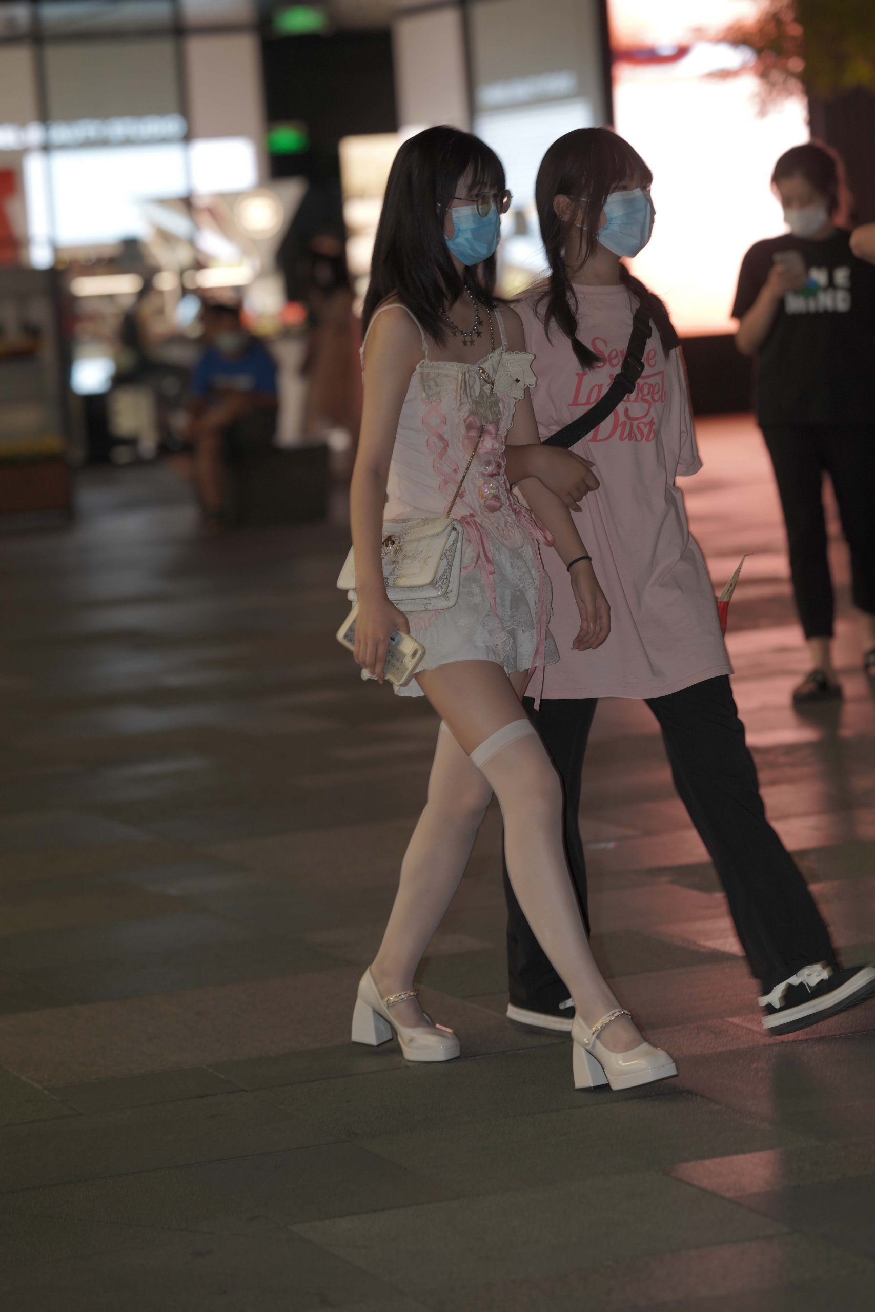 图片[2]-正在逛街的粉色连衣裙妹子【76P】YA6443-靓街拍