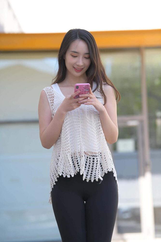 阳光下玩自拍的瑜伽裤姑娘【656P】J3341-靓街拍