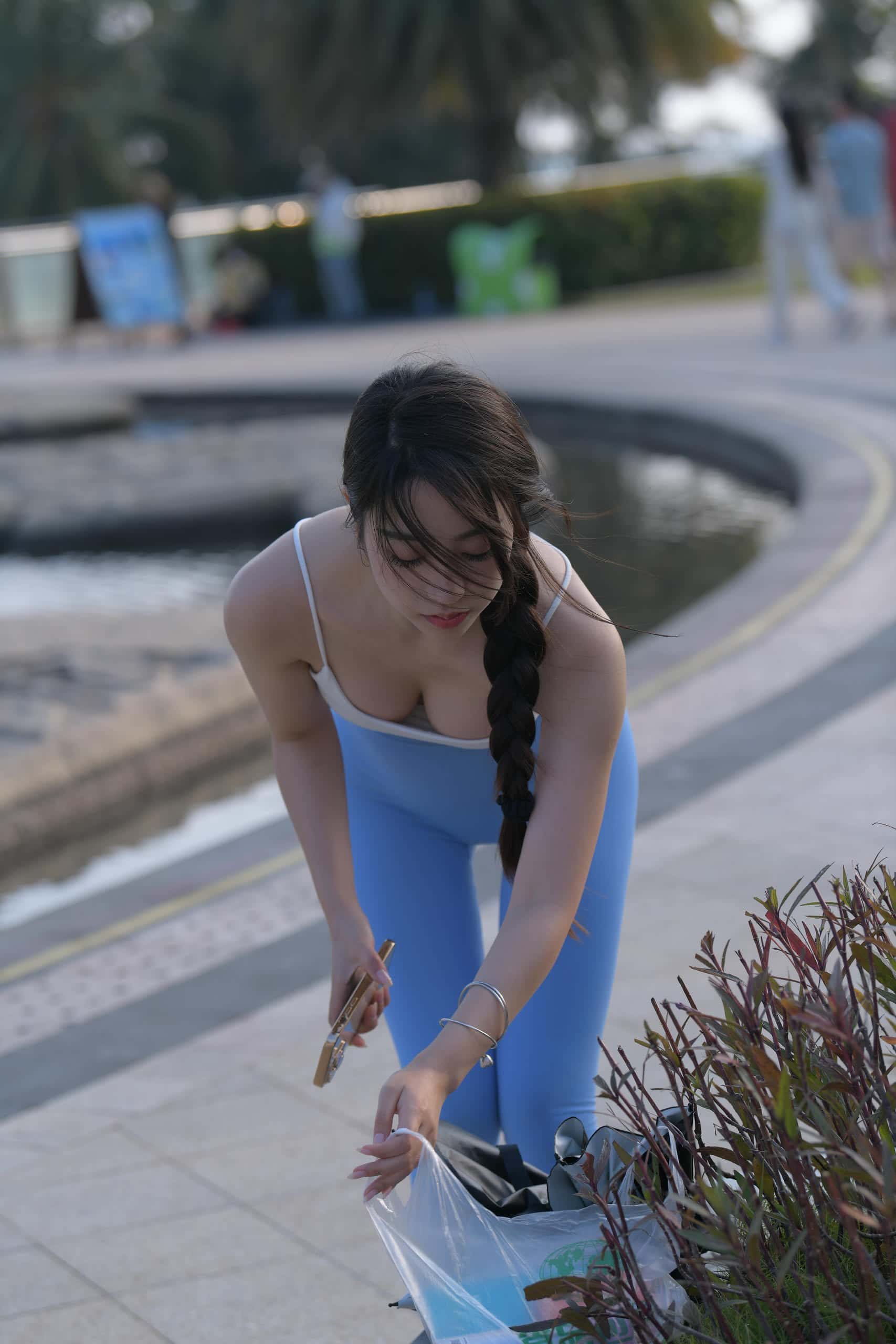 图片[1]-出门游玩的蓝色瑜伽裤妹子【591P】J6087-靓街拍