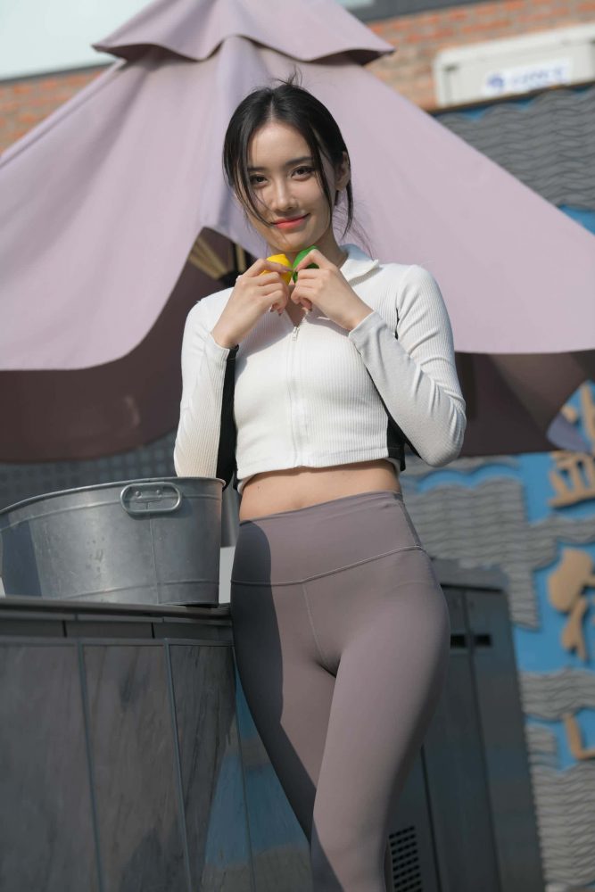 又飒又美的紫色瑜伽裤姑娘【701P】J8165-靓街拍