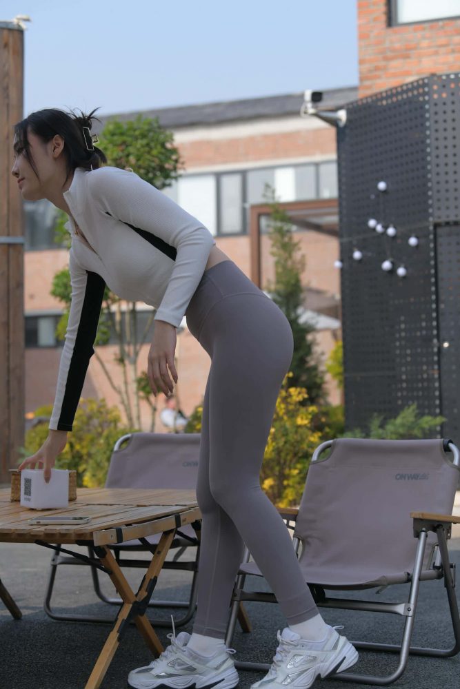 又飒又美的紫色瑜伽裤姑娘【701P】J8165-靓街拍