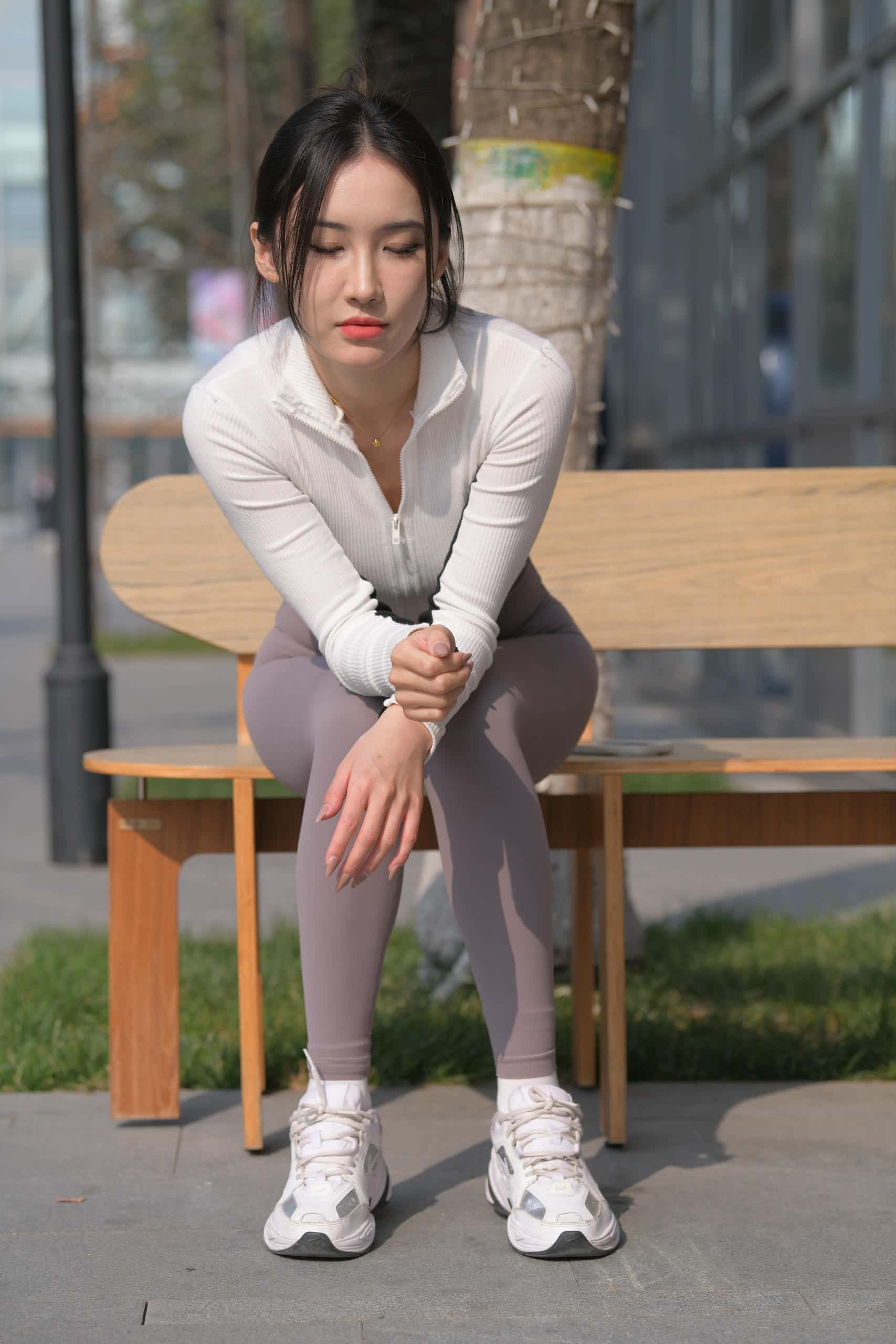 图片[3]-又飒又美的紫色瑜伽裤姑娘【701P】J8165-靓街拍