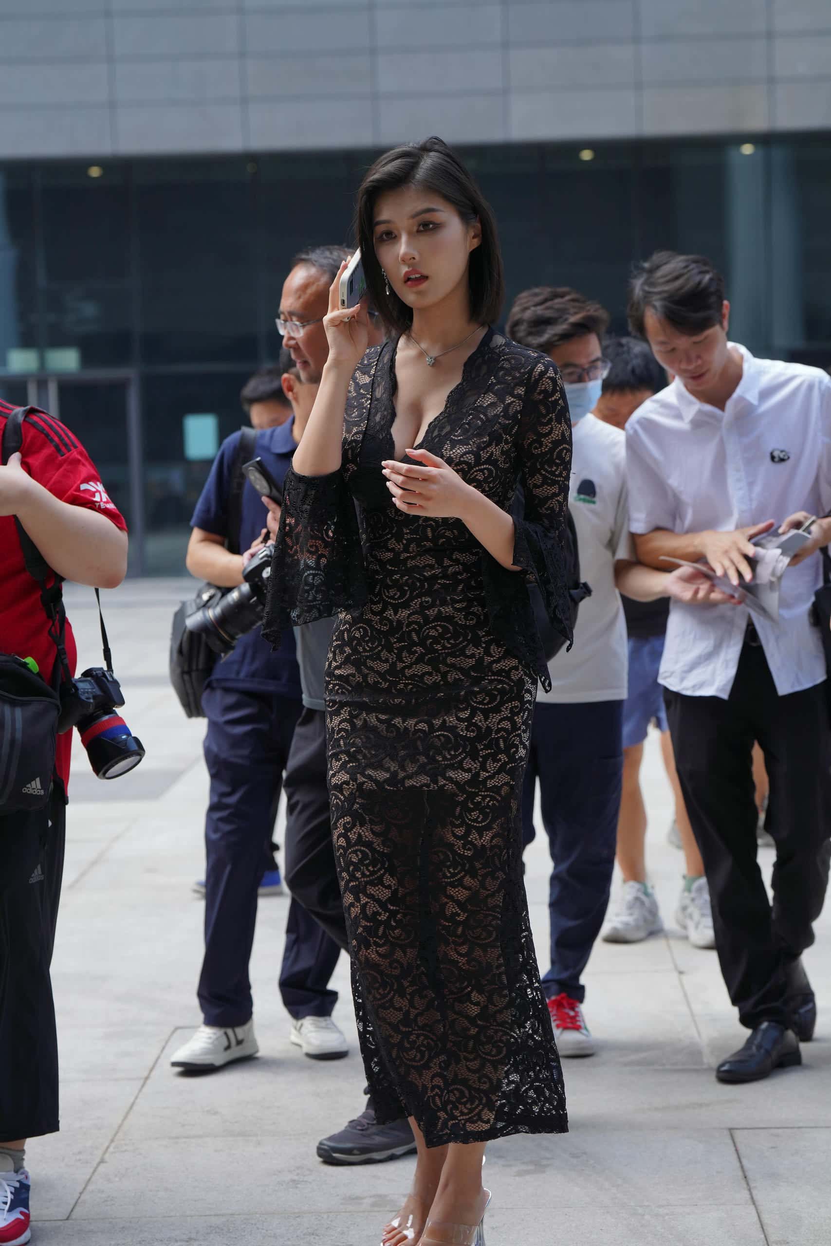 图片[2]-穿黑色透明长裙的姑娘【175P】J8257-靓街拍
