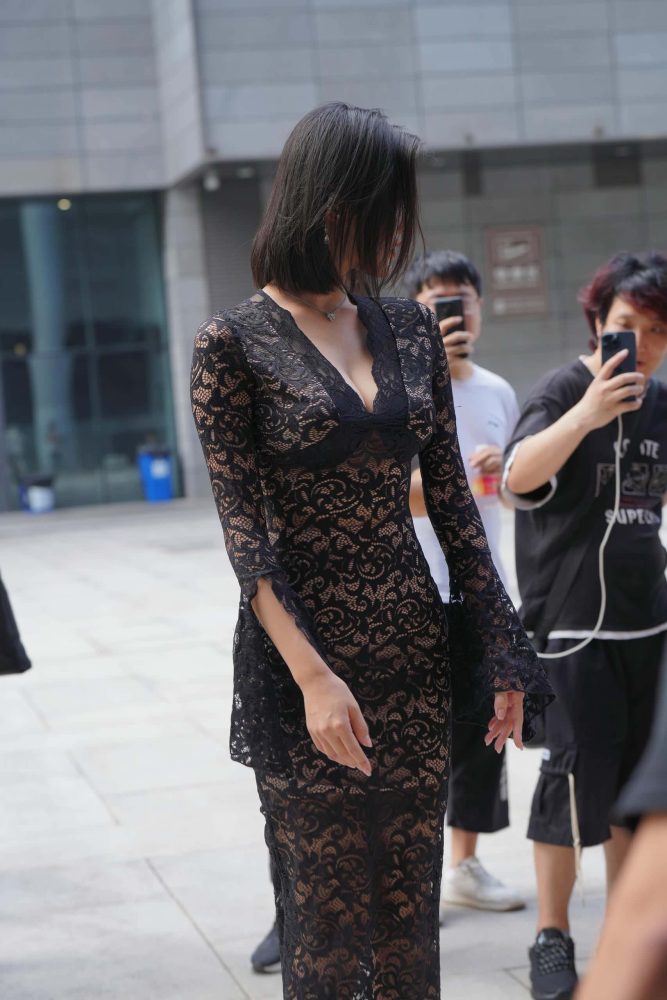 穿黑色透明长裙的姑娘【175P】J8257-靓街拍
