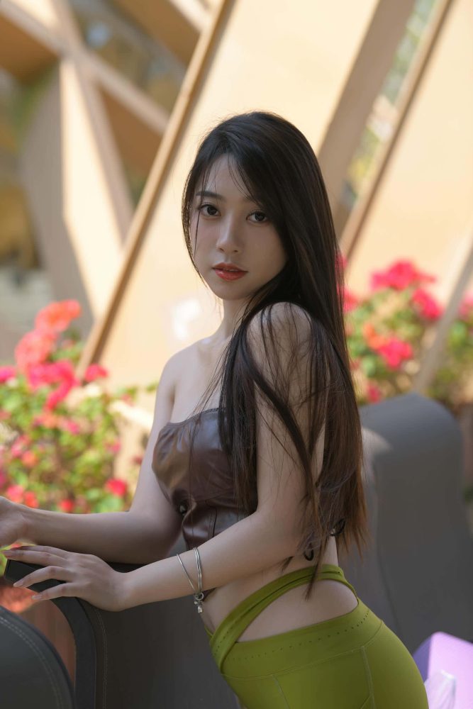 穿绿色瑜伽裤的女孩【669P】P213-靓街拍
